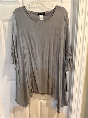 Sassybling Light Gray Scoop-Neck Tunic with Ruffled 3/4 Sleeves